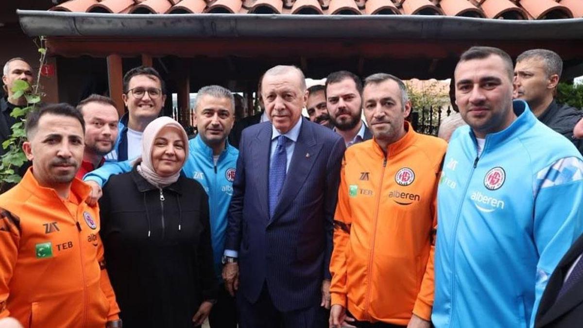 Cumhurbaşkanı Erdoğan, Fatih'te İstanbul Kastamonuspor yönetimini kabul etti