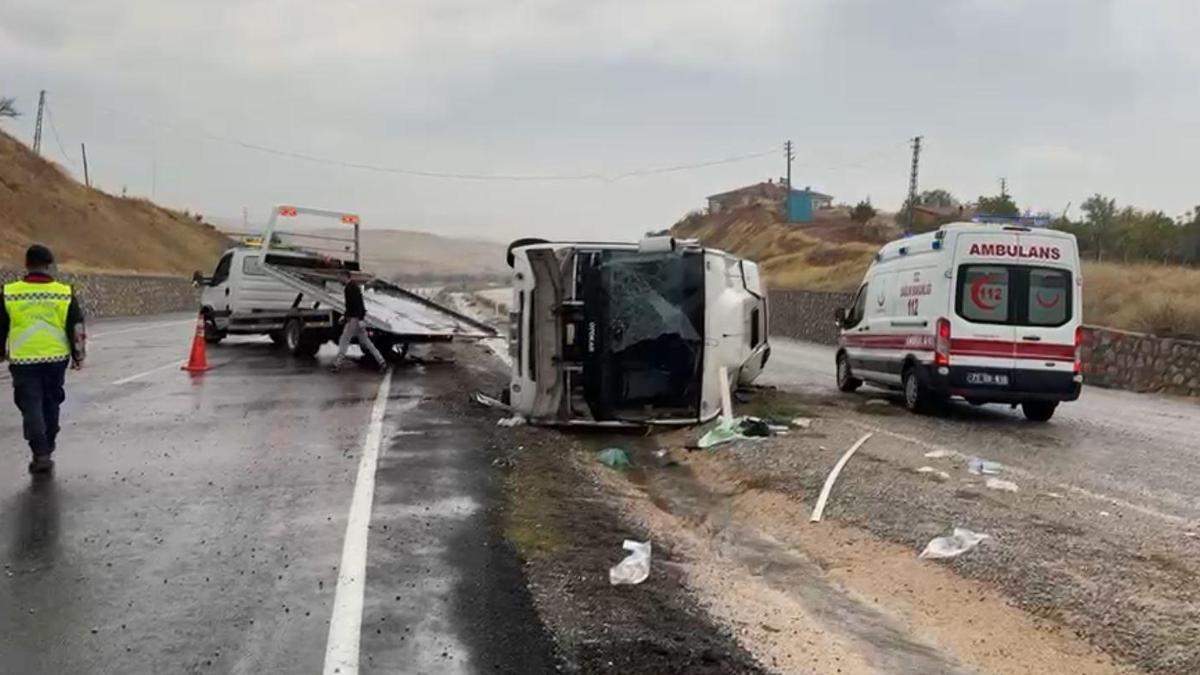 İşçi servisi devrildi: 14 yaralı