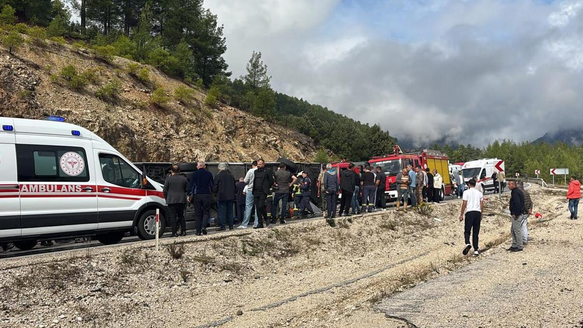 SON DAKİKA! Isparta-Antalya kara yolunda yolcu otobüsü devrildi: 1 can kaybı