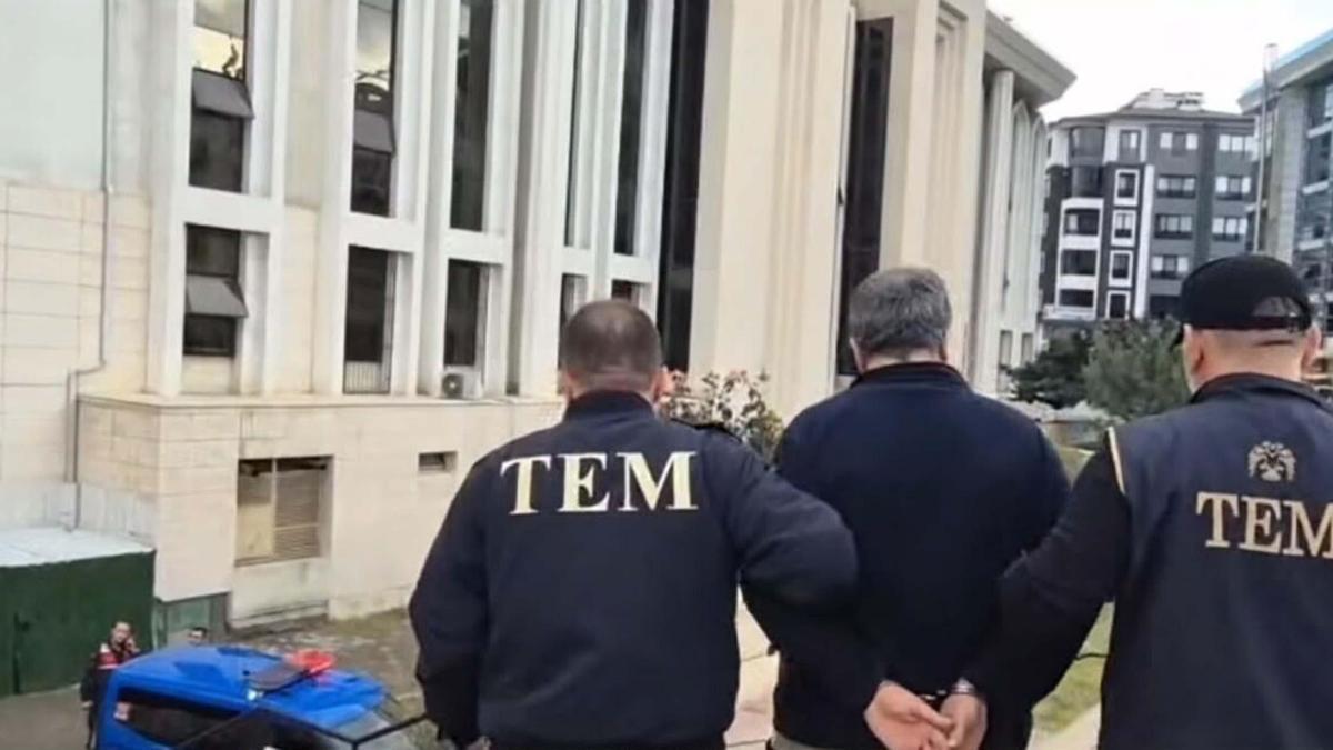 Türk bayrağı ve Atatürk’e hakaret! Skandal görüntülerdeki öğretmen tutuklandı
