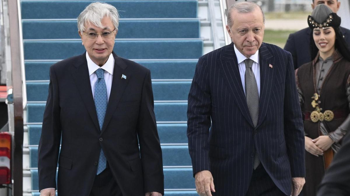 Kazakistan Cumhurbaşkanı Ankara'da: Cumhurbaşkanı Erdoğan, Tokayev'i havalimanında karşıladı