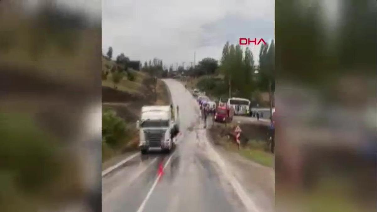 Yolcu otobüsü ile TIR çarpıştı: 15 yaralı