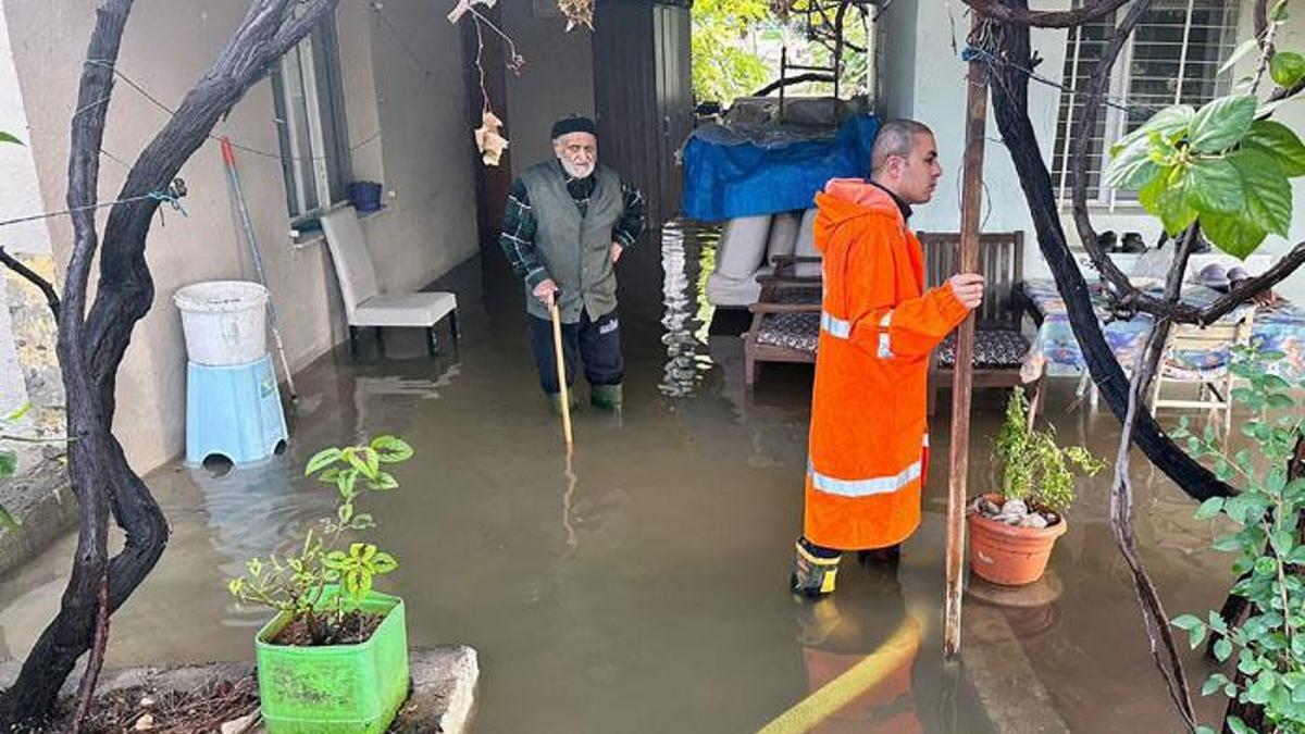 Mersin'i sağanak vurdu; Yollar göle döndü
