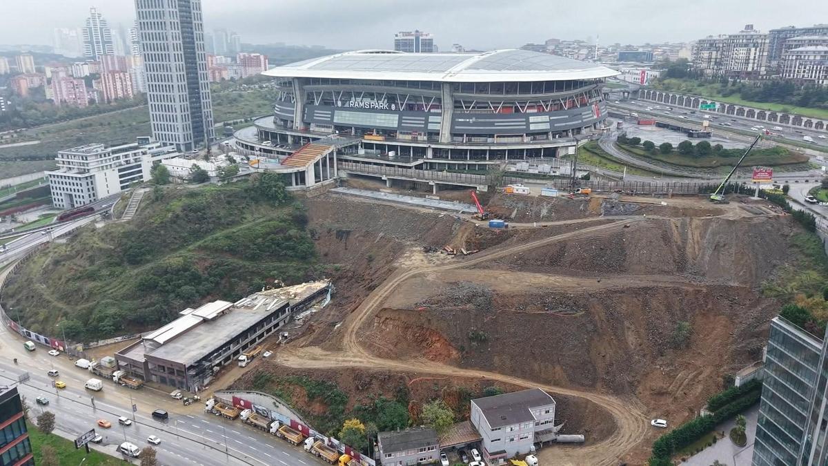 Kağıthane'de selde kayan toprak kaldırılıyor