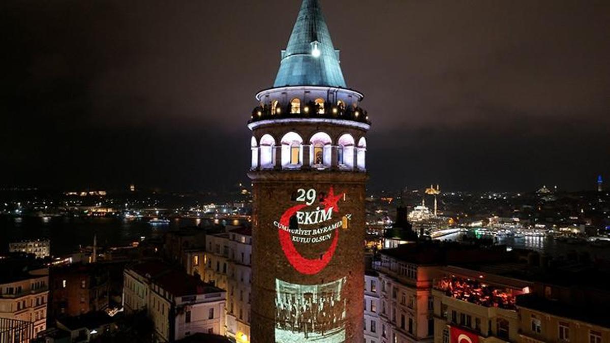 Cumhuriyet'in 103 yıllık ışığı Galata Kulesi'ni aydınlattı