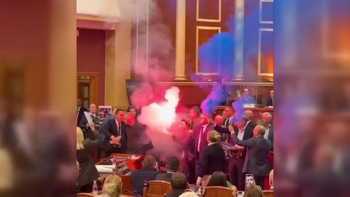 Arnavutluk meclisi duman ve sis altında! Vekiller oylamayı engellemek için meşale yaktı haber görseli