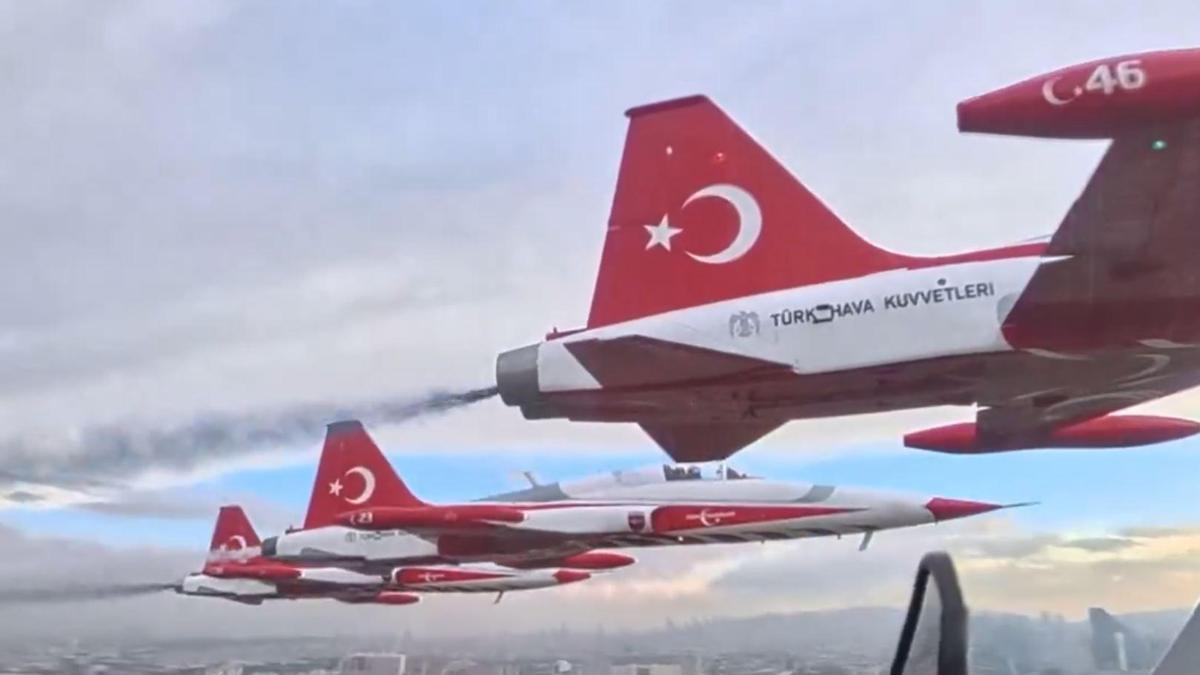 Türk Yıldızları'nın kokpitinden Ankara'daki selamlama uçuşu