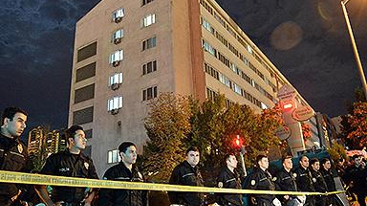 Dikmende emniyet binalarına saldırı