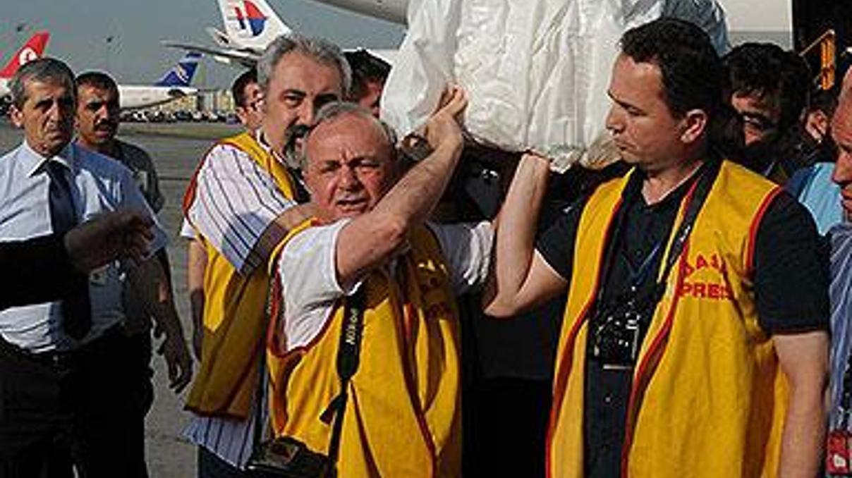 Murat Öztürkün cenazesi İstanbula getirildi Murat Öztürkün cenazesi İstanbula getirildi