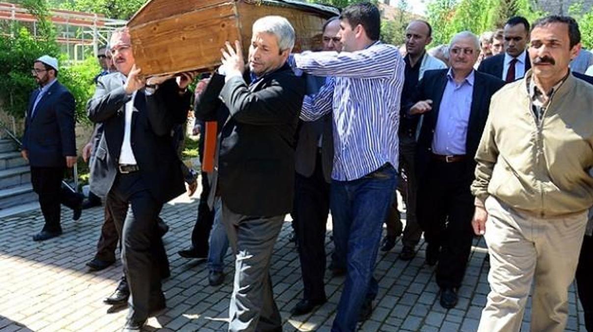 Bakan Ergünün annesi toprağa verildi