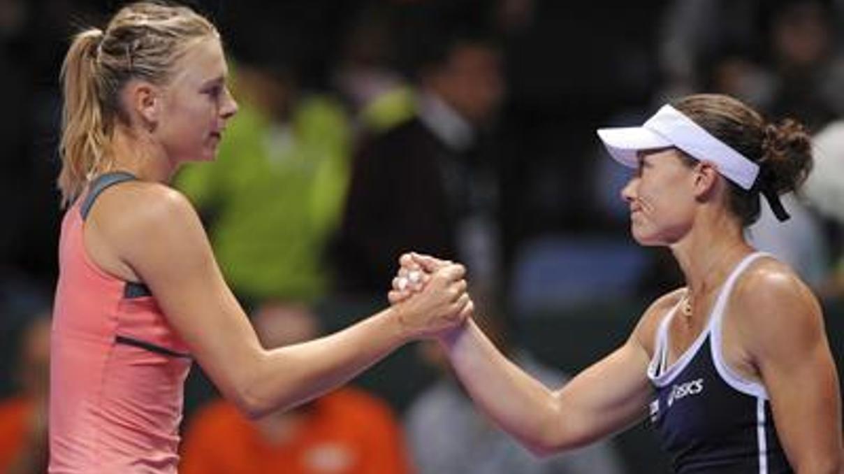 Sharapova ezdi geçti