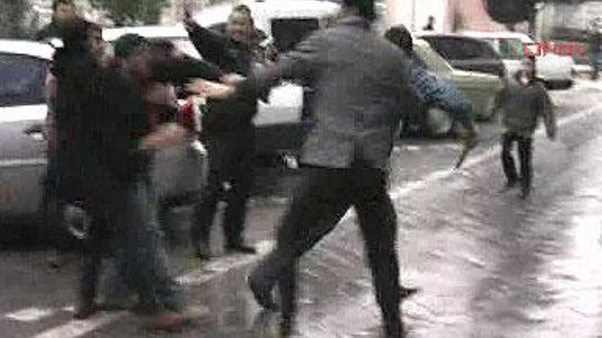 Taşlar, sopalar havada uçuştu