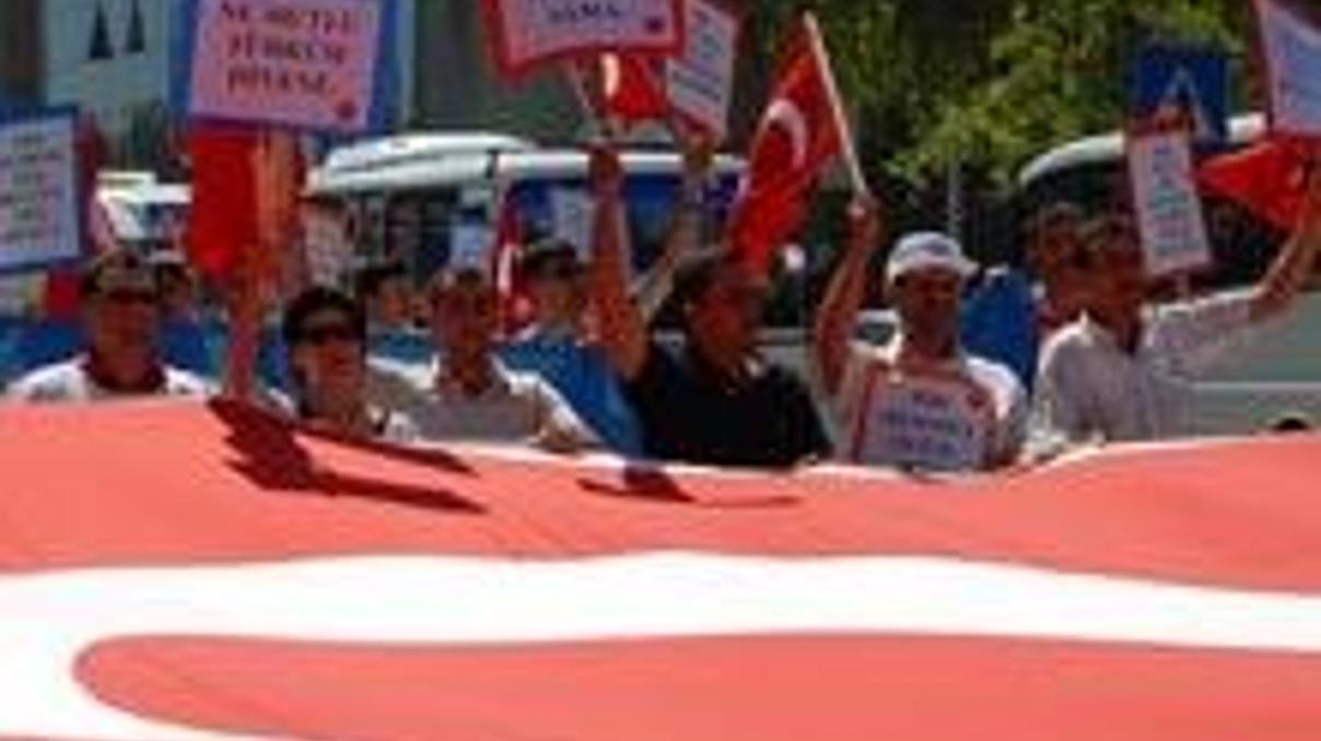 Sessiz Yürüyüşte hükümete protesto Sessiz Yürüyüşte hükümete protesto