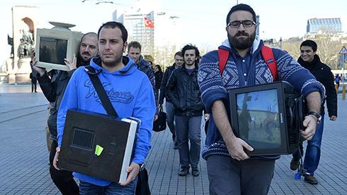 Beyoğlunda ilginç internet protestosu Beyoğlunda ilginç internet protestosu