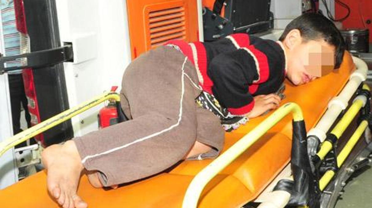 Domatesleri dökülen seyyar satıcı, çocuğu makasla yaraladı
