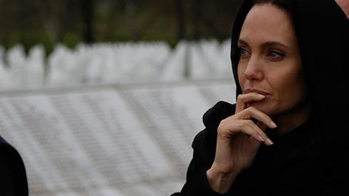 Angelina Jolie gözyaşlarını tutamadı