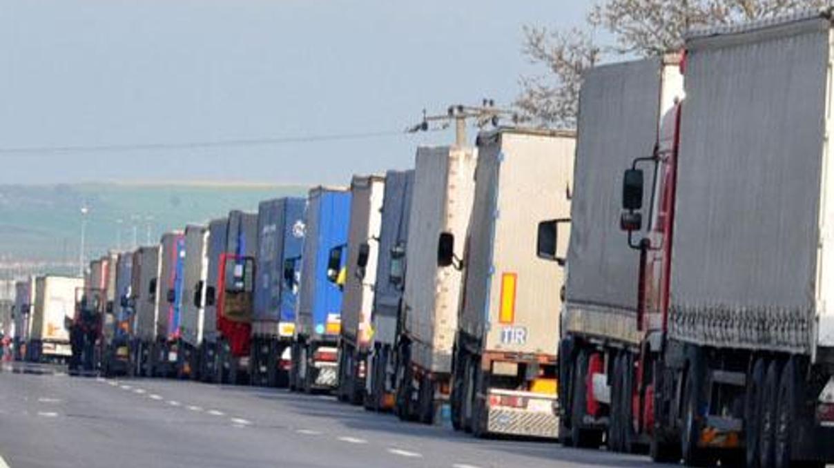 Kapıkulede kilometrelerce TIR kuyruğu Kapıkulede kilometrelerce TIR kuyruğu