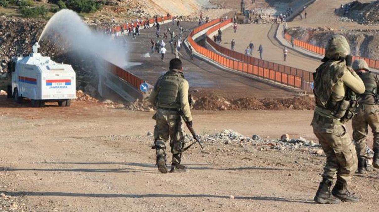 Bayrak indirilmesiyle ilgili bir tutuklama Bayrak indirilmesiyle ilgili bir tutuklama