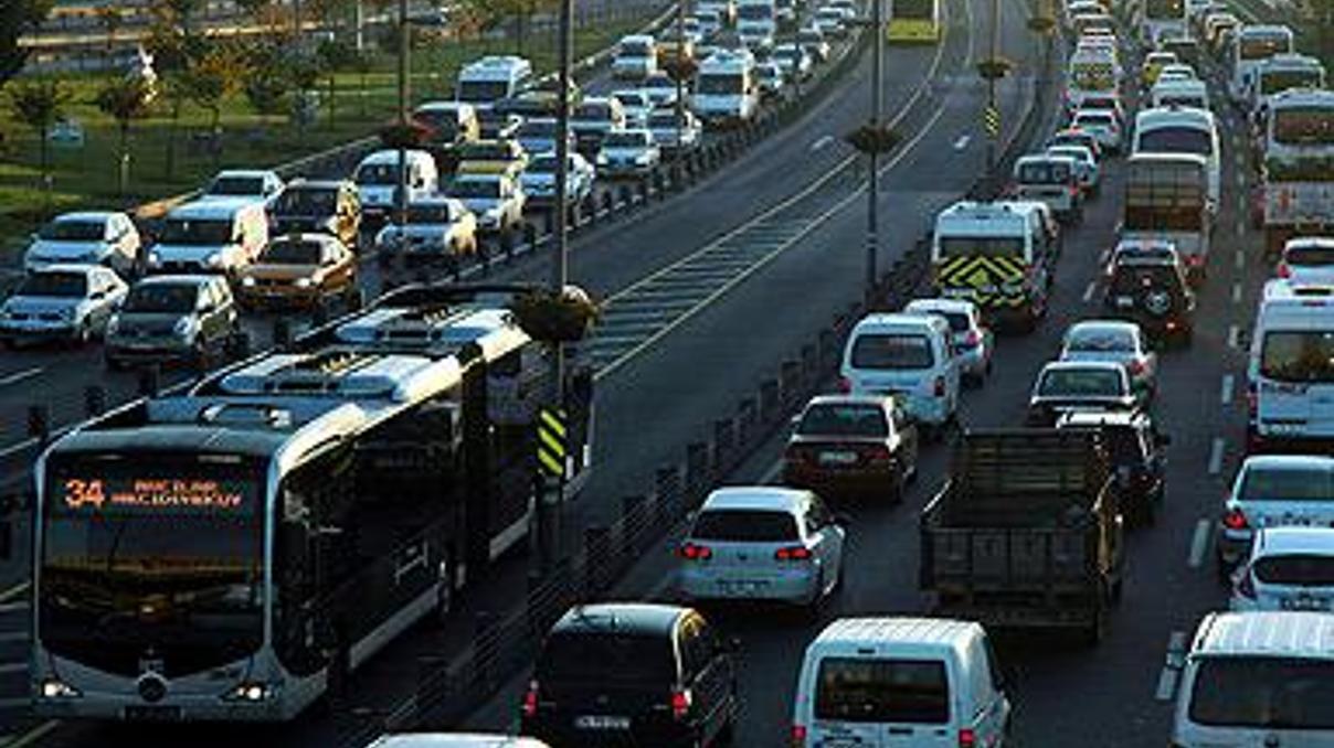 İstanbulda trafik kaldığı yerden...