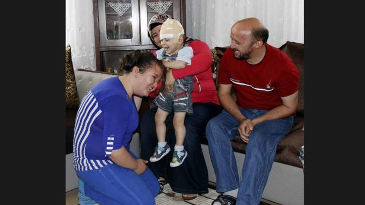 Mutlu olmak için 5 aile gezdi Mutlu olmak için 5 aile gezdi