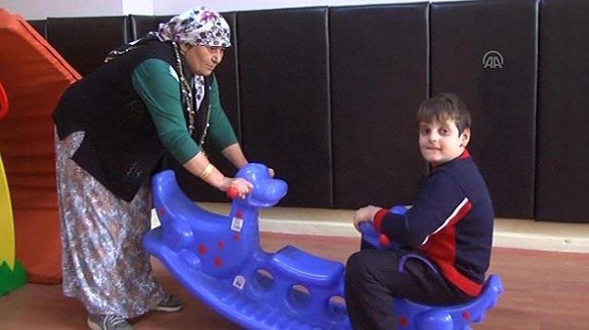 Evlat edindiği otistik çocuğa gözü gibi bakıyor Evlat edindiği otistik çocuğa gözü gibi bakıyor