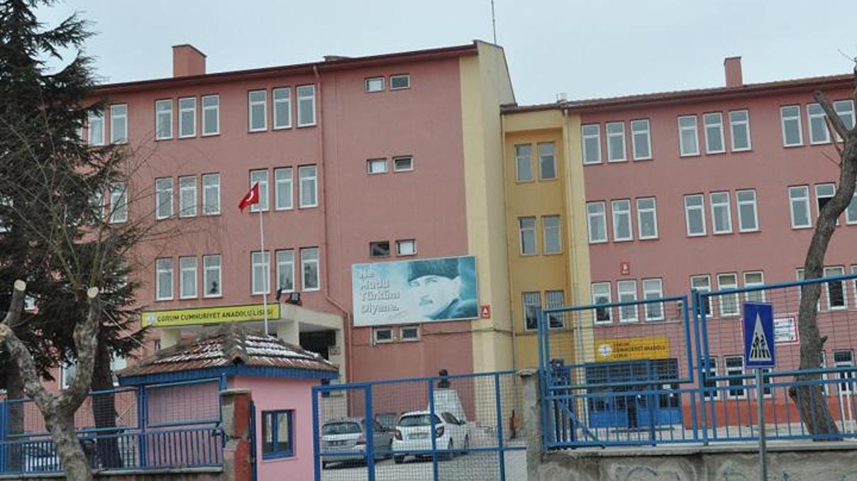 14 yaşındaki çocuk, kız kaçırmak için okulu bastı