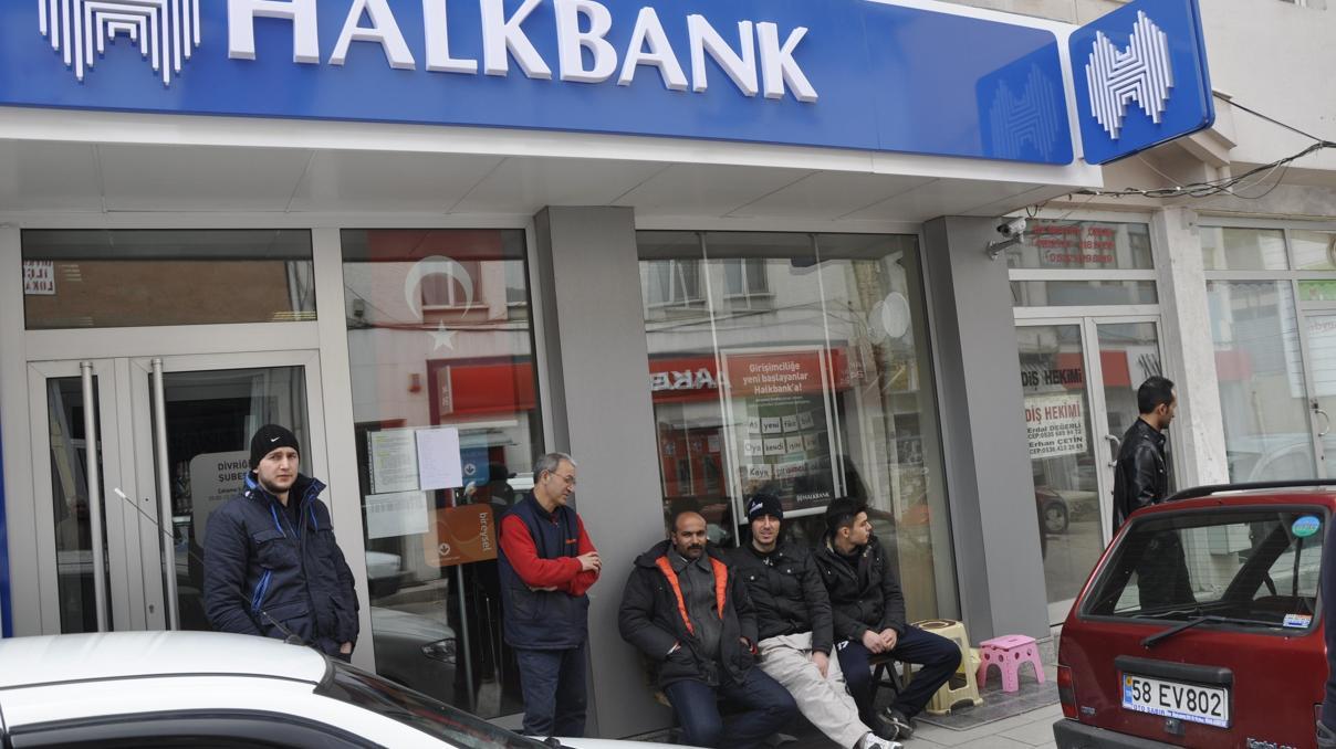 İki gündür banka önünde nöbet tutuyorlar