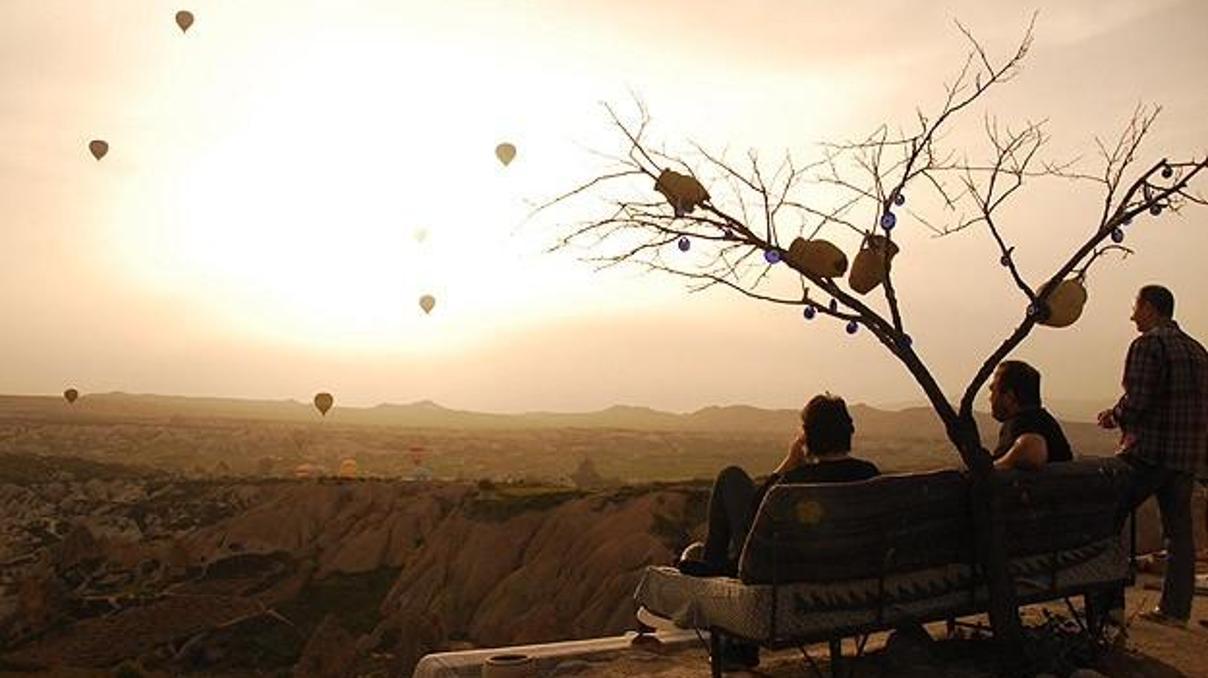 Göremenin nüfusu kadar turist yeni günü karşılıyor