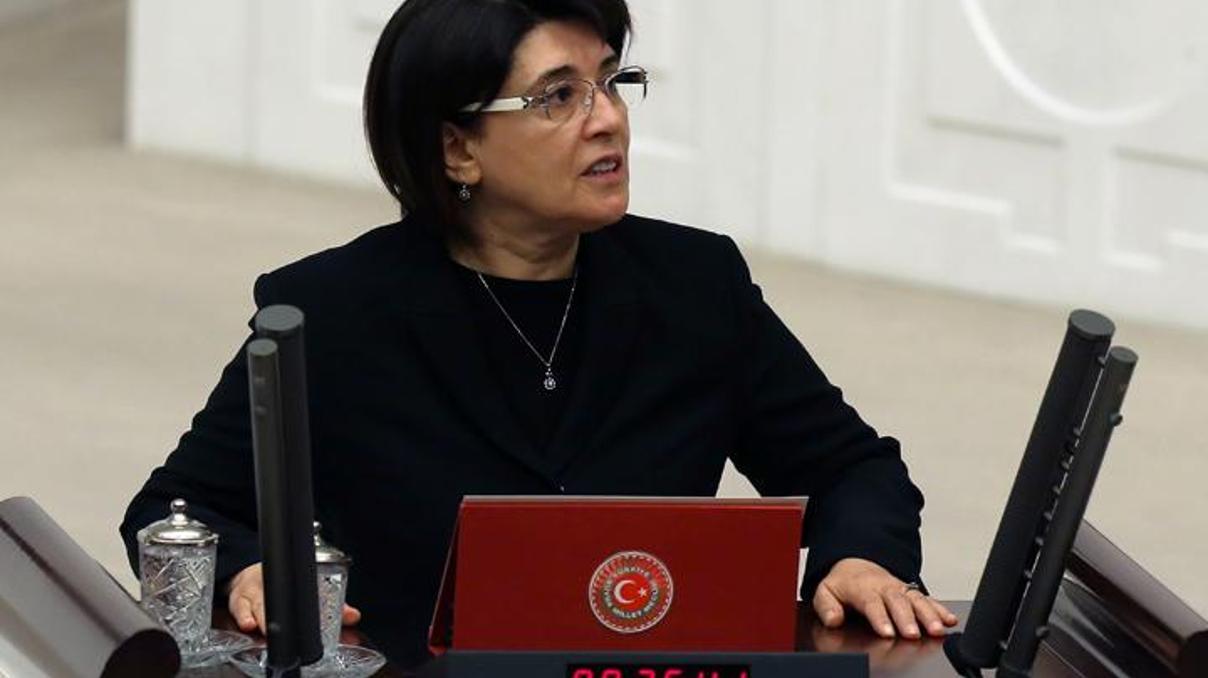 Leyla Zananın danışmanı ve sekreteri işten çıkarıldı