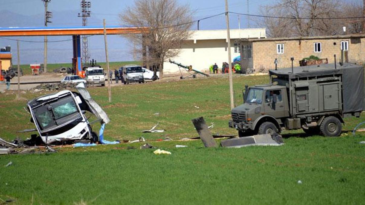 Diyarbakır-Bingöl karayolunda askeri araca bombalı saldırı Diyarbakır-Bingöl karayolunda askeri araca bombalı saldırı