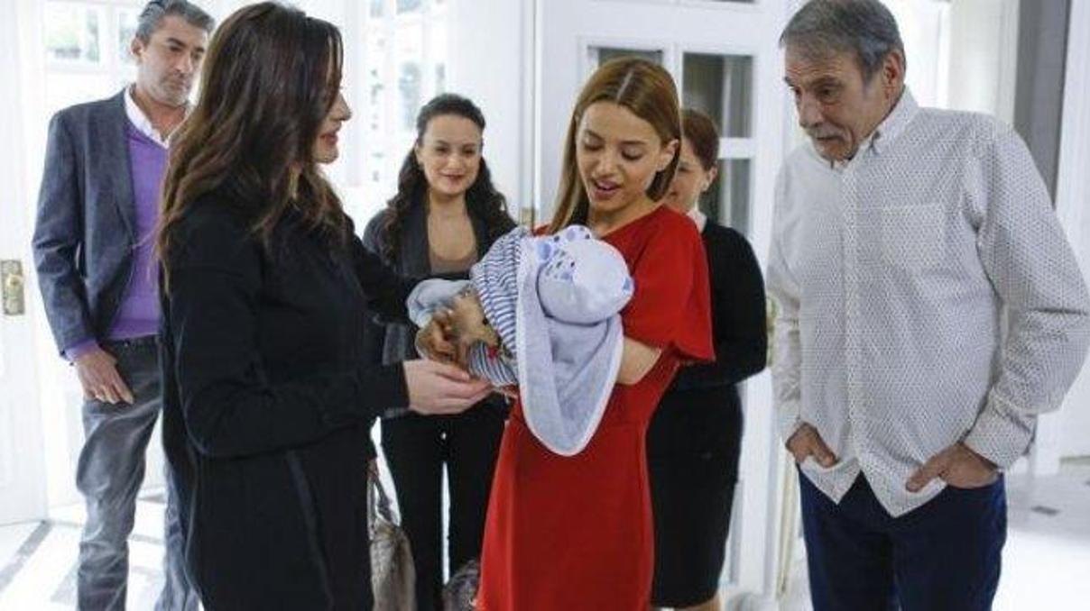 Paramparça 58. son bölümde Dilara bebeğini kucağına aldı - İzle Paramparça 58. son bölümde Dilara bebeğini kucağına aldı - İzle