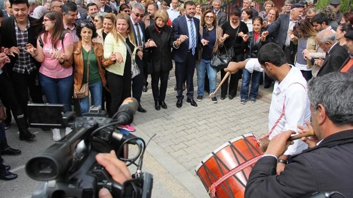 Müdür yardımcısına halk oyunlu protesto