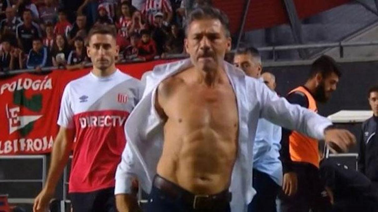 Nelson Vivas gömleğini parçaladı