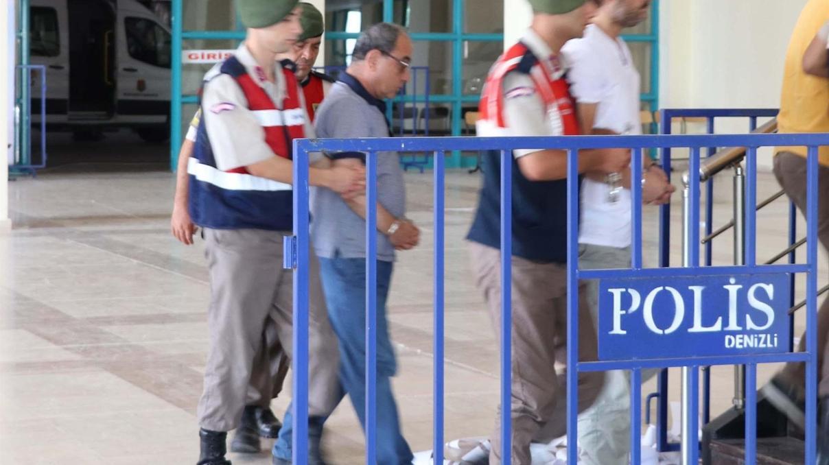 Eski rektör mahkemeye kelepçeli getirildi Eski rektör mahkemeye kelepçeli getirildi
