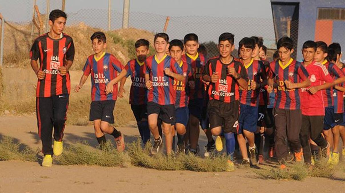 Küçük futbolcuların dikenli saha tepkisi Küçük futbolcuların dikenli saha tepkisi