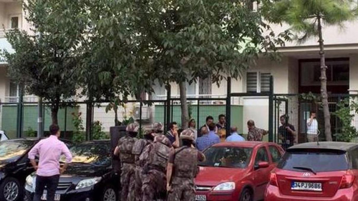 Oğlu lojmandan ateş açmıştı. O savcının görev yeri de değişti Oğlu lojmandan ateş açmıştı. O savcının görev yeri de değişti