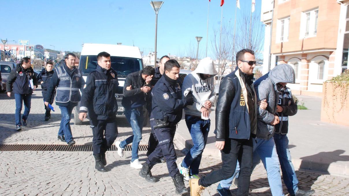 ATMden müşterilerin bilgilerini kopyalarken yakalandılar