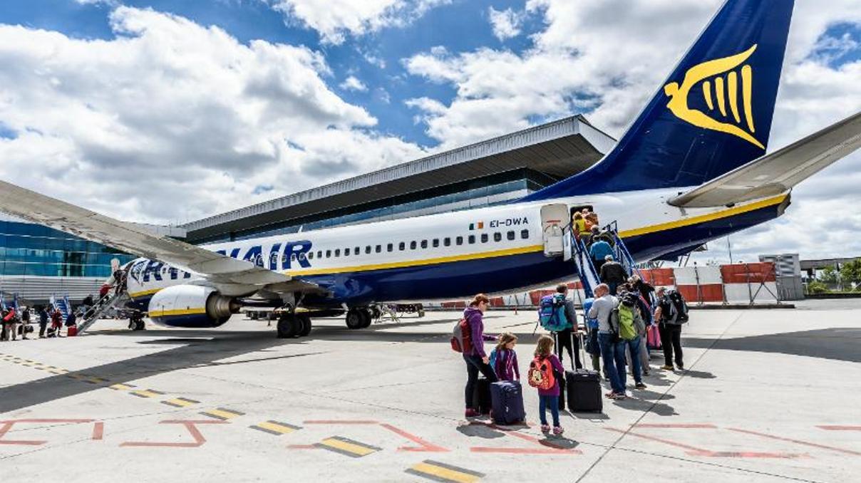 Ryanair’de yolcu beraberinde çek çek artık bedava değil Ryanair’de yolcu beraberinde çek çek artık bedava değil