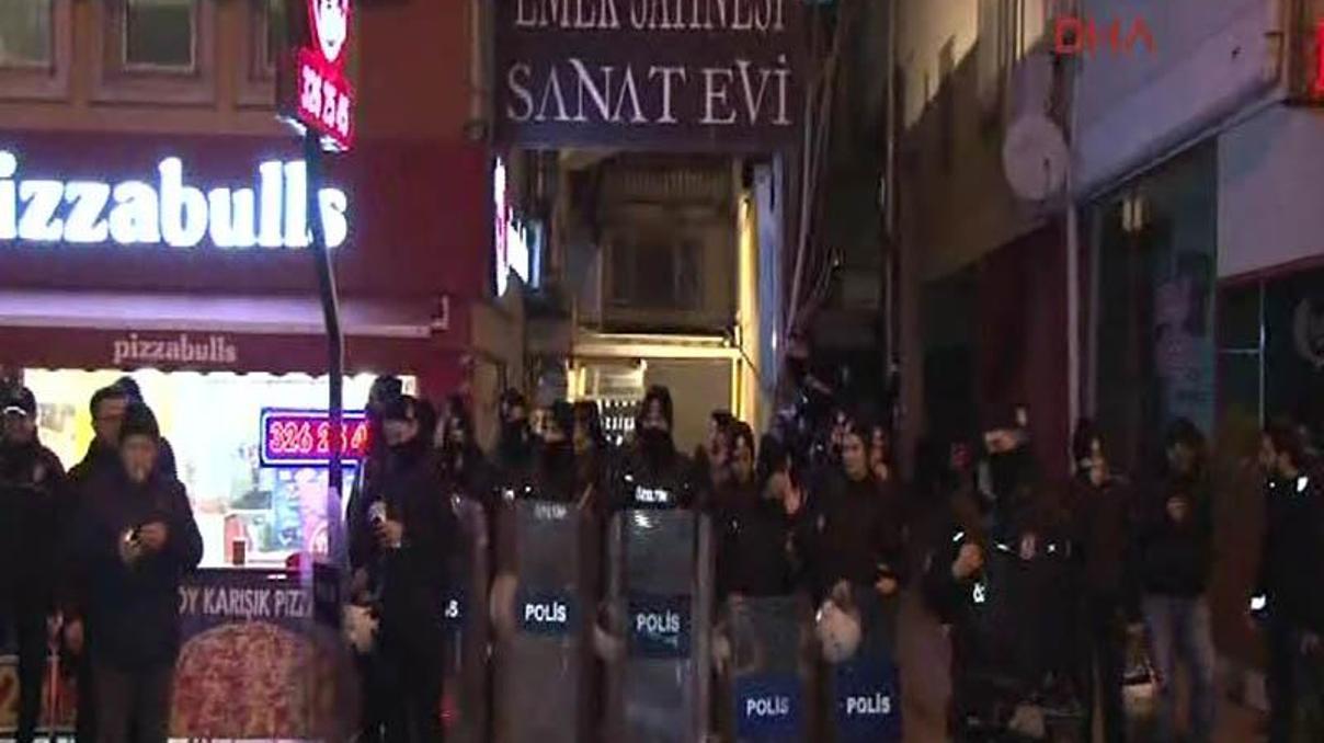 Oyuna yasak: Tiyatro önünde polis barikat kurdu Oyuna yasak: Tiyatro önünde polis barikat kurdu