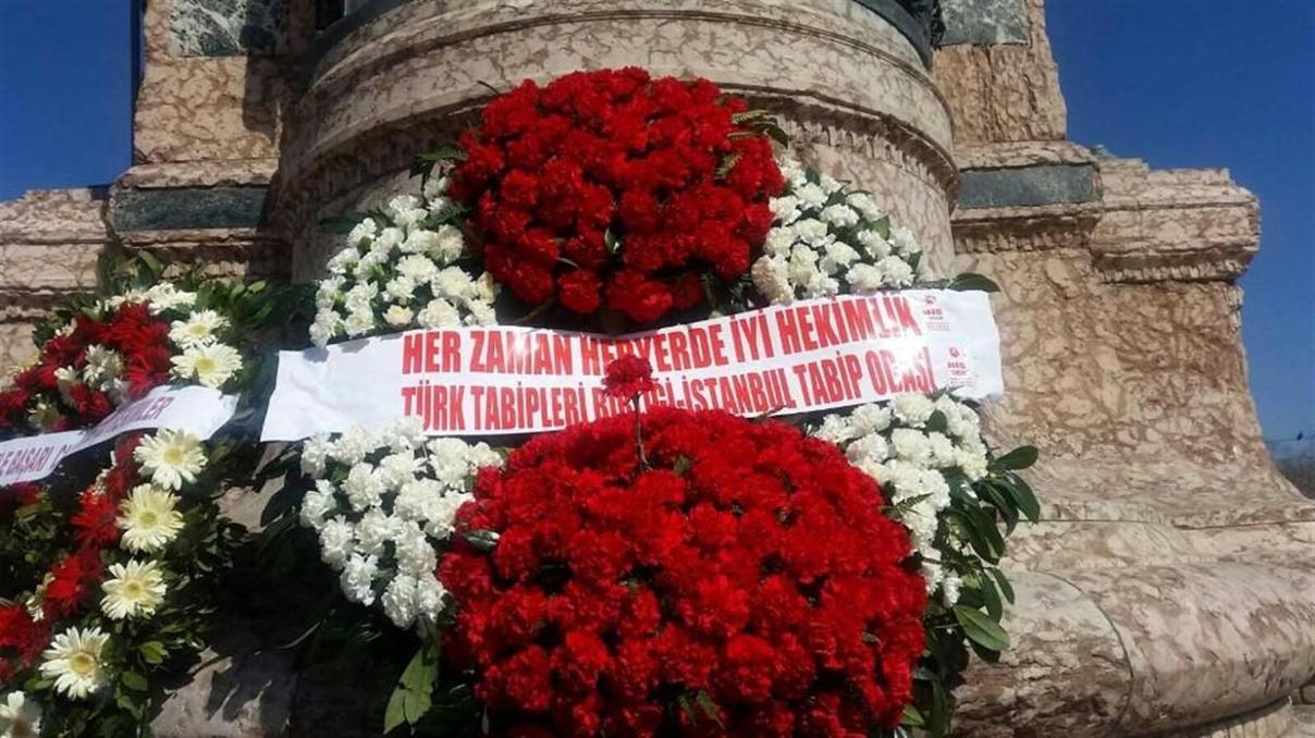 Doktorlar arasında İstiklal Marşı ve saygı duruşu krizi Doktorlar arasında İstiklal Marşı ve saygı duruşu krizi