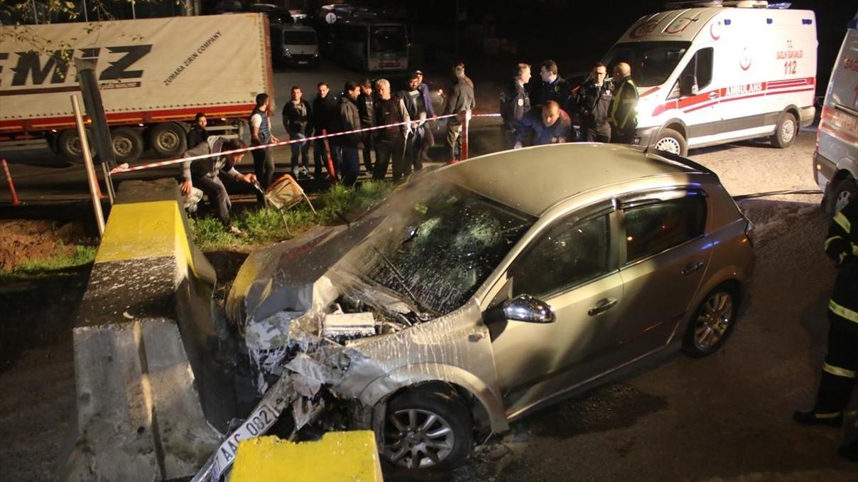 Yol yapım çalışmalarını geç fark etti, beton bariyerlere çarptı