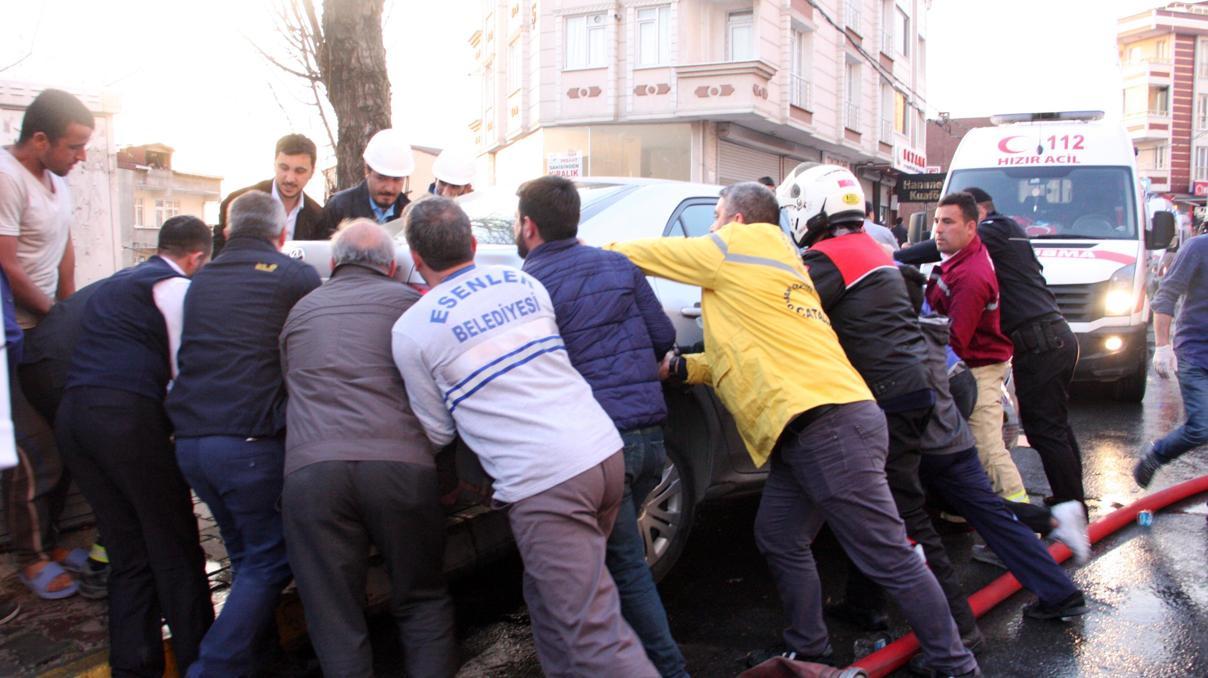 Vatandaşlar ve polis ambulansın geçebilmesi için otomobili elleriyle kaldırdı