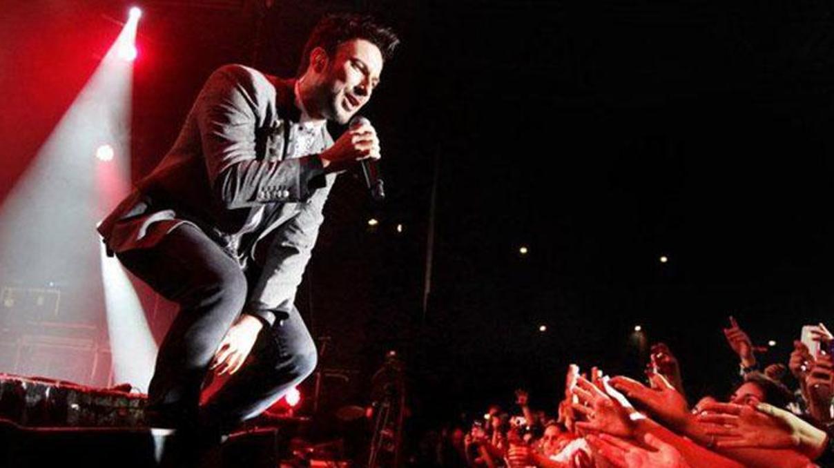 Megastar evlilik yıldönümünü sahnede kutladı