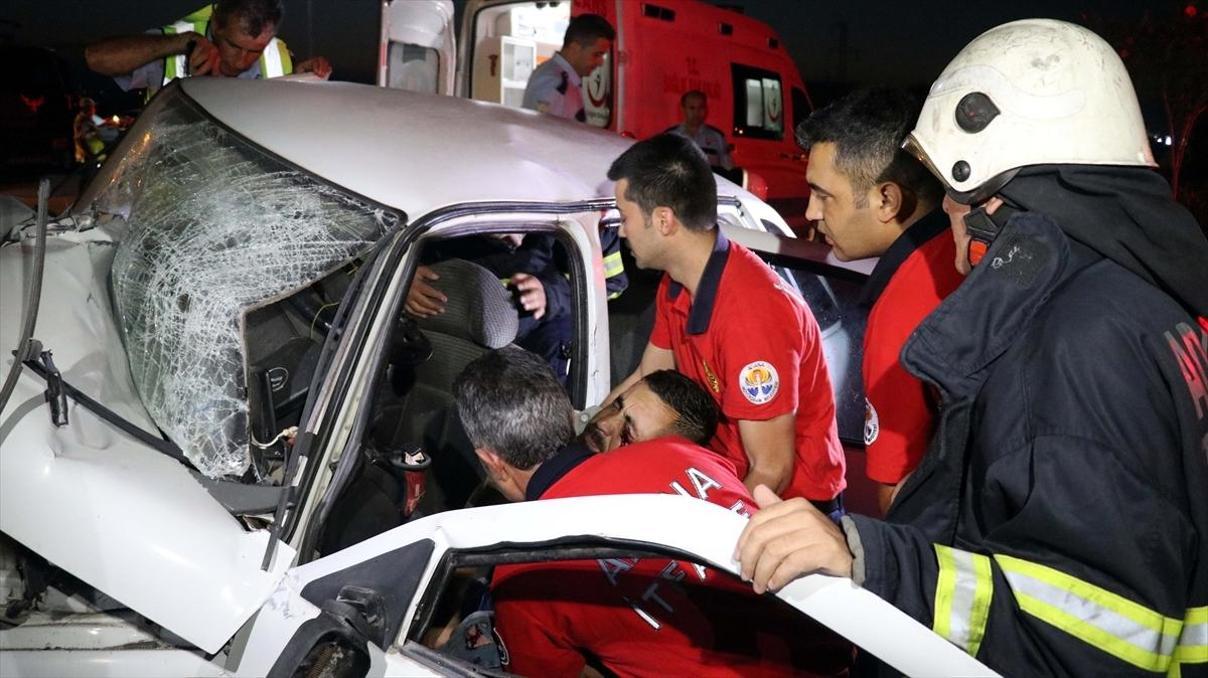 Polis kontrol noktasında beton bariyere çarptı Polis kontrol noktasında beton bariyere çarptı