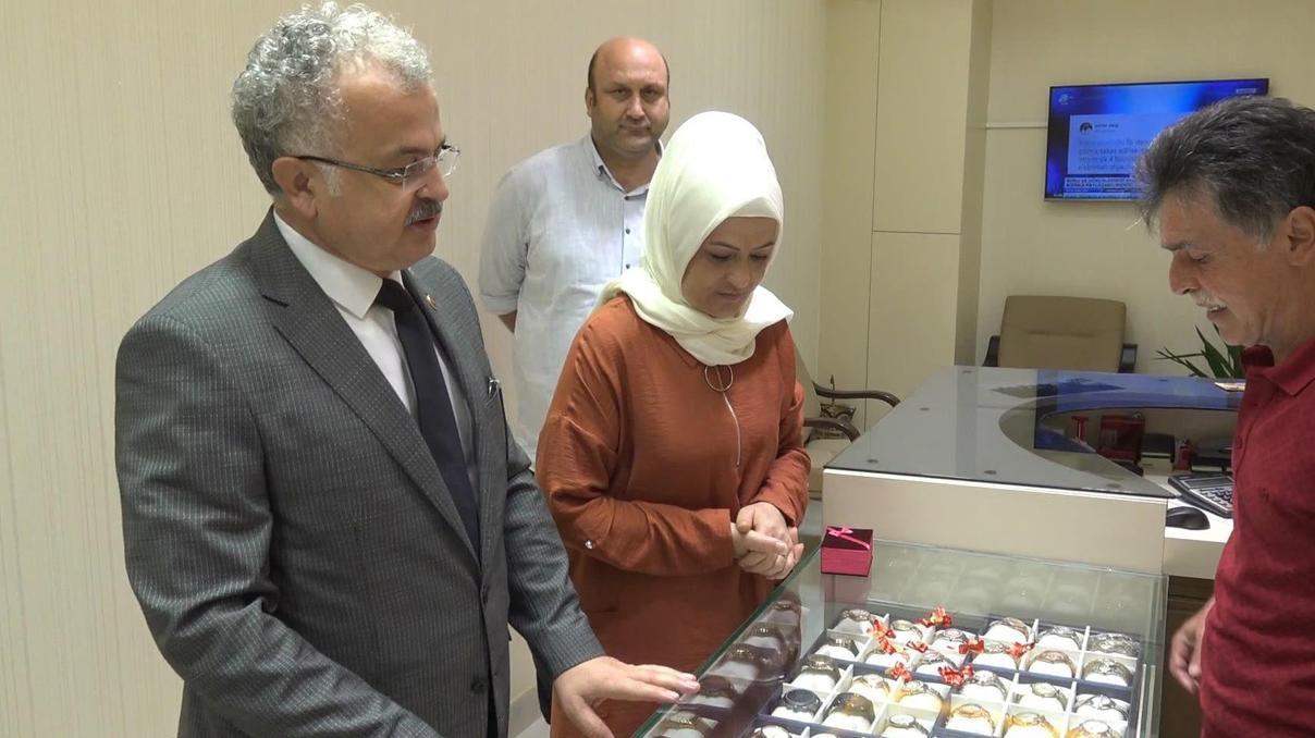Rize Belediye Başkanı eşinin altınlarını bozdurdu