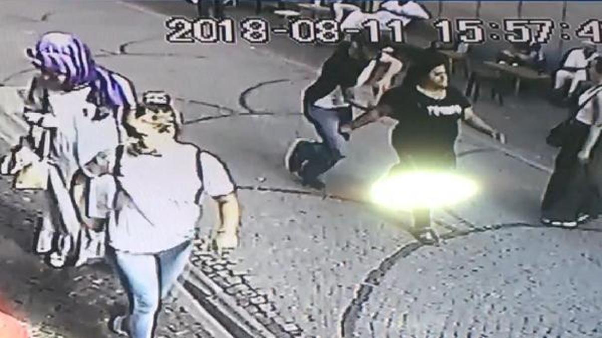Sokak ortasında vahşet Kız arkadaşını sırtından bıçakladı