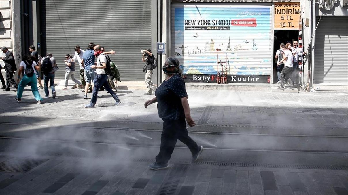Taksimde polis müdahalesi, çok sayıda gözaltı var Taksimde polis müdahalesi, çok sayıda gözaltı var