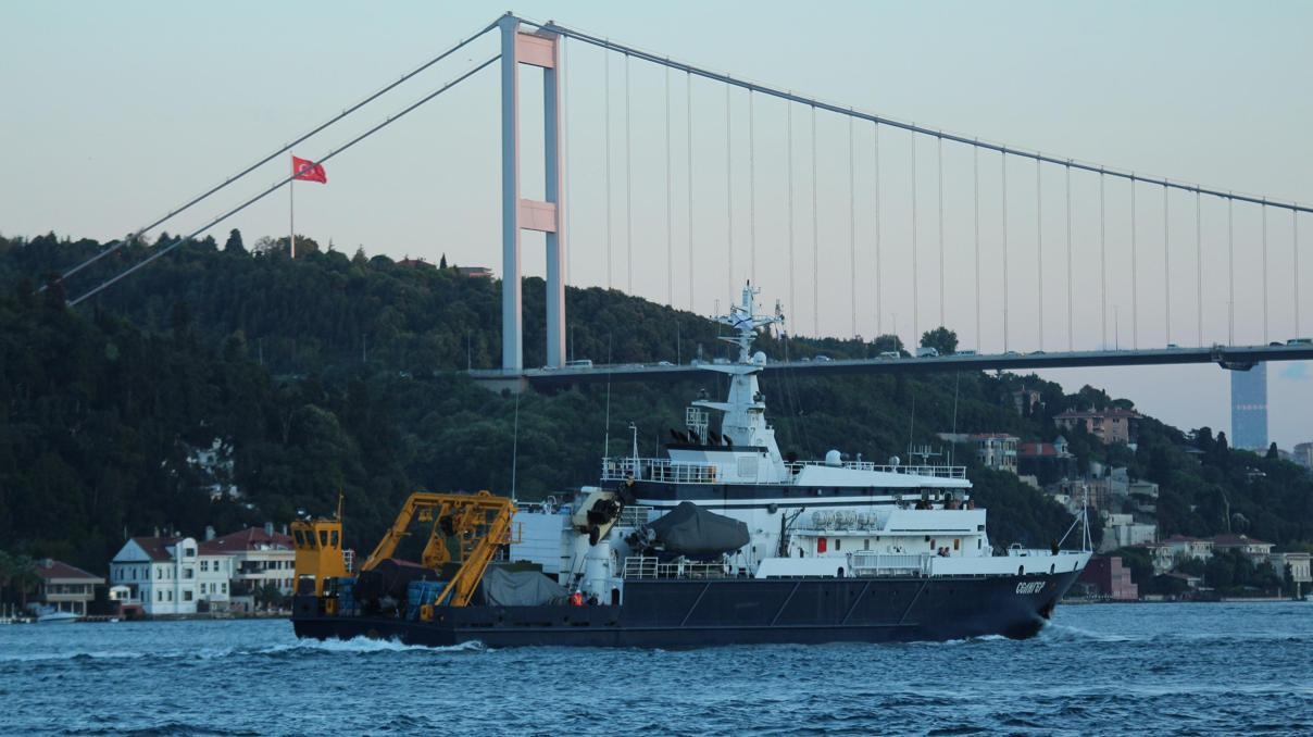 Rus arama-kurtarma gemisi İstanbul Boğazından geçti