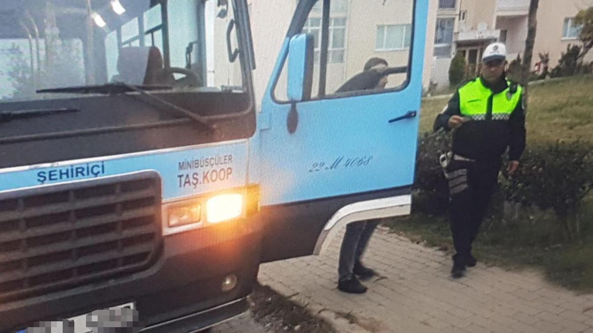 Servis sürücüsü alkollü çıktı, öğrencileri okula polis bıraktı