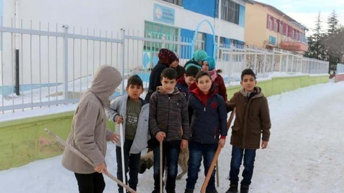 Haymanada köpeklerin saldırdığı çocuk yaralandı, öğrenciler okula sopa ile gidiyor Haymanada köpeklerin saldırdığı çocuk yaralandı, öğrenciler okula sopa ile gidiyor